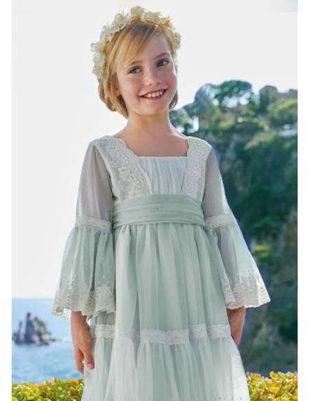 Vestido de tul bordado con puntillas para niña.