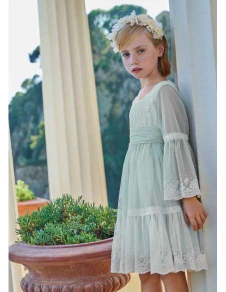 Vestido de tul bordado con puntillas para niña.