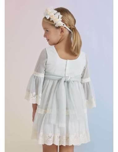 Vestido de tul bordado con puntillas para niña.