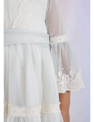 Vestido de tul bordado con puntillas para niña.