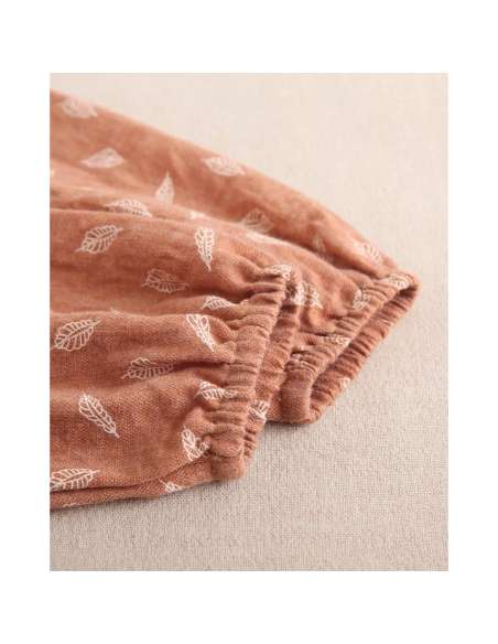 Blusa de niña naranja con estampado de hojas