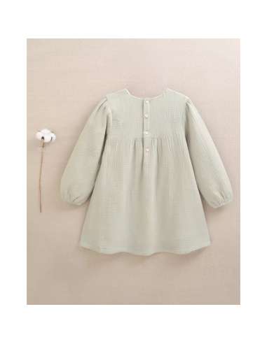 Vestido de niña de muselina en verde con detalle floral en el cuello