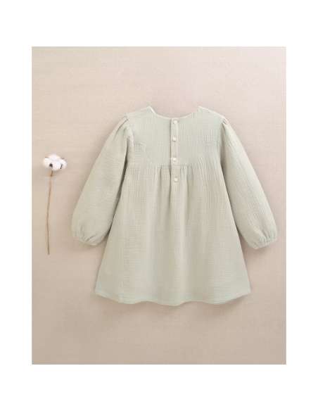 Vestido de niña de muselina en verde con detalle floral en el cuello