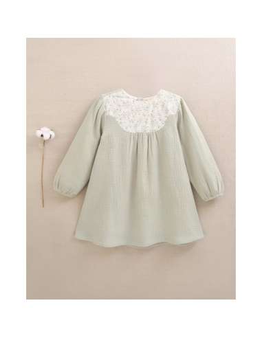 Vestido de niña de muselina en verde con detalle floral en el cuello