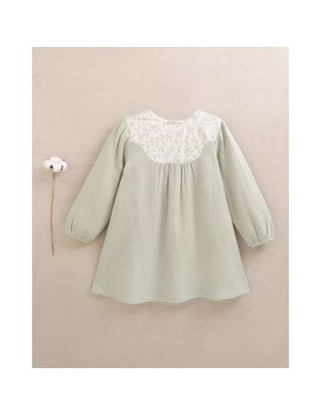 Vestido de niña de muselina en verde con detalle floral en el cuello