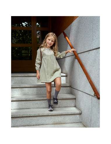 Vestido de niña de muselina en verde con detalle floral en el cuello