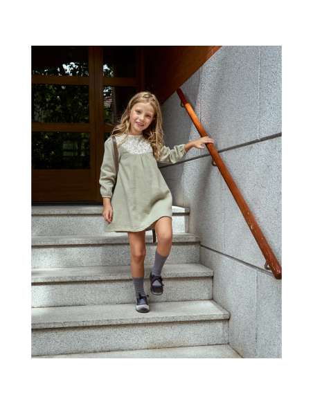 Vestido de niña de muselina en verde con detalle floral en el cuello