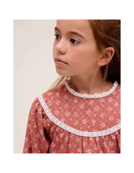 Vestido de niña color teja con estampado de hojas