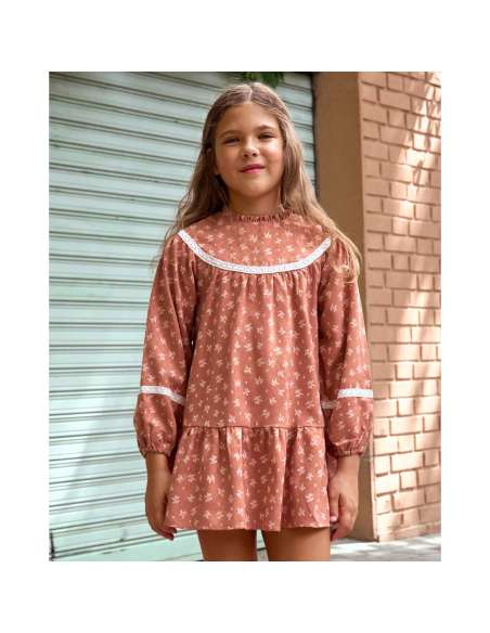 Vestido de niña color teja con estampado de hojas