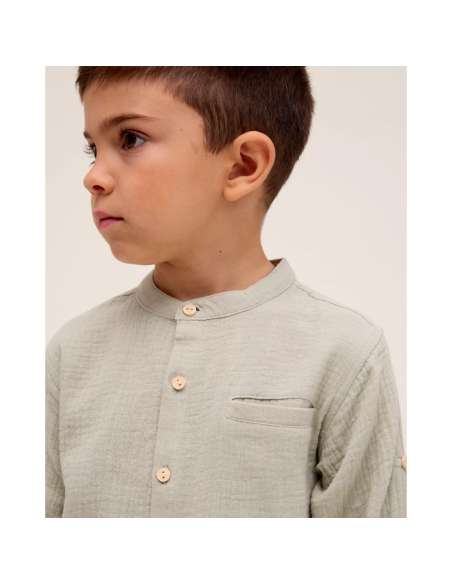 Camisa de niño de muselina verde con cuello mao