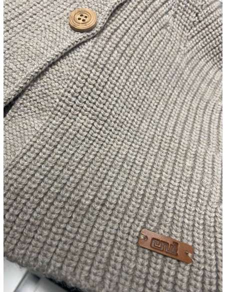 ABRIGO CUELLO VUELTO Y BOTONES